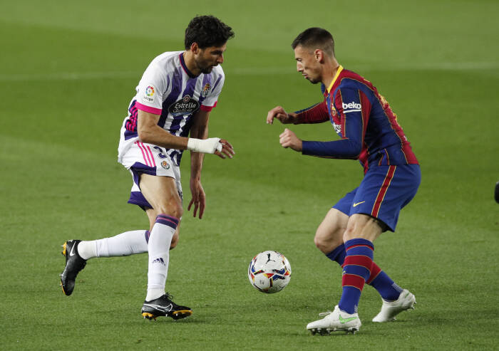 Clement Lenglet dari Barcelona beraksi dengan Kenan Kodro dari Real Valladolid (REUTERS/Albert Gea) Clement Lenglet dari Barcelona beraksi dengan Kenan Kodro dari Real Valladolid