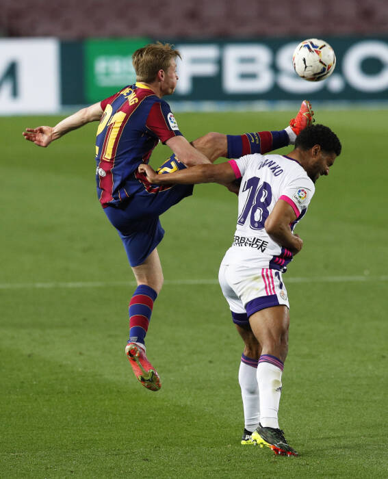 Frenkie de Jong dari Barcelona beraksi dengan Saidy Janko dari Real Valladolid (REUTERS/Albert Gea) Frenkie de Jong dari Barcelona beraksi dengan Saidy Janko dari Real Valladolid