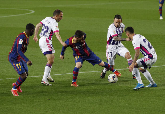 Lionel Messi dan Ousmane Dembele dari Barcelona beraksi dengan Roque Mesa dan Nacho dari Real Valladolid (REUTERS/Albert Gea) Lionel Messi dan Ousmane Dembele dari Barcelona beraksi dengan Roque Mesa dan Nacho dari Real Valladolid