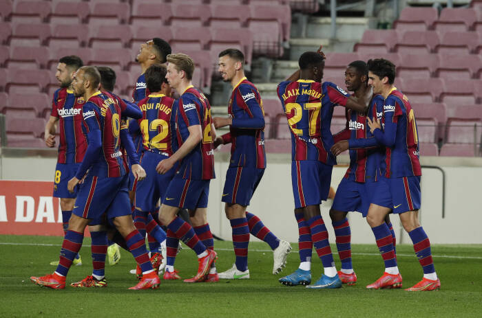 Ousmane Dembele dari Barcelona merayakan mencetak gol pertama mereka dengan rekan satu tim (REUTERS/Albert Gea) Ousmane Dembele dari Barcelona merayakan mencetak gol pertama mereka dengan rekan satu tim