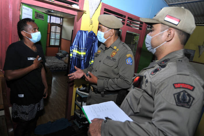 ANTARA FOTO/Fikri Yusuf Petugas melakukan pemeriksaan identitas penduduk saat razia kependudukan di kawasan Legian