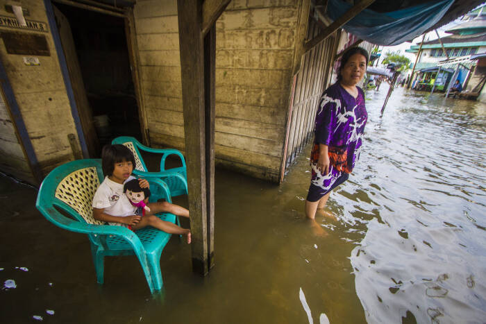 Warga berdiri di depan rumahnya yang terendam banjir (ANTARA FOTO/Bayu Pratama S) Warga berdiri di depan rumahnya yang terendam banjir (ANTARA FOTO/Bayu Pratama S)