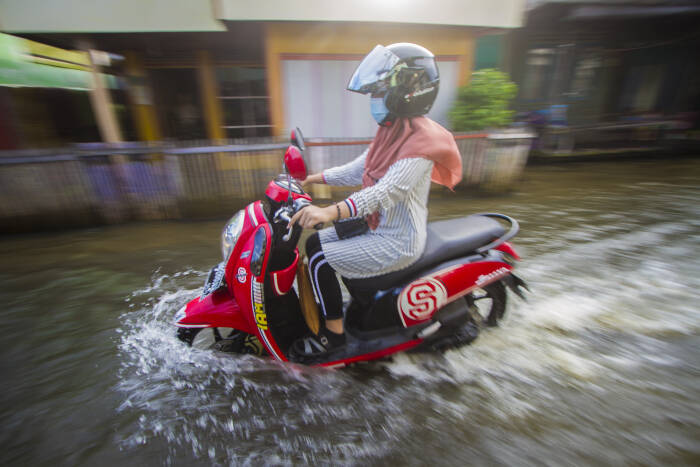 Pengendara motor melintasi banjir (ANTARA FOTO/Bayu Pratama S) Pengendara motor melintasi banjir