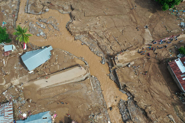 ANTARA FOTO/Aditya Pradana Putra Foto udara situasi terakhir kerusakan yang diakibatkan banjir bandang di Waiwerang