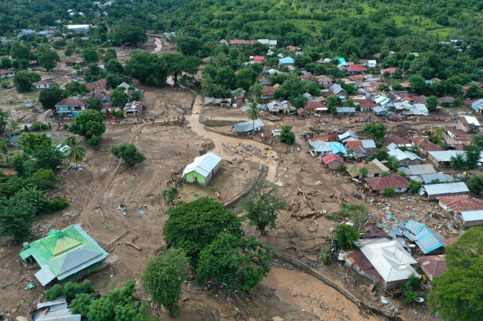 ANTARA FOTO/Aditya Pradana Putra Foto udara situasi terakhir kerusakan yang diakibatkan banjir bandang di Waiwerang