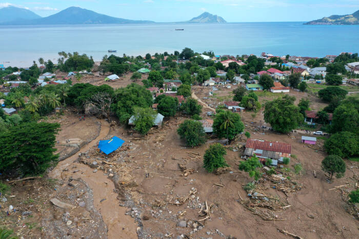 ANTARA FOTO/Aditya Pradana Putra Foto udara situasi terakhir kerusakan yang diakibatkan banjir bandang di Waiwerang