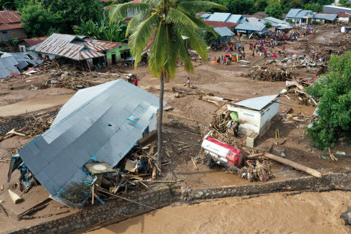 ANTARA FOTO/Aditya Pradana Putra Foto udara situasi terakhir kerusakan yang diakibatkan banjir bandang di Waiwerang