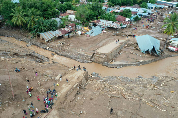 ANTARA FOTO/Aditya Pradana Putra Foto udara situasi terakhir kerusakan yang diakibatkan banjir bandang di Waiwerang