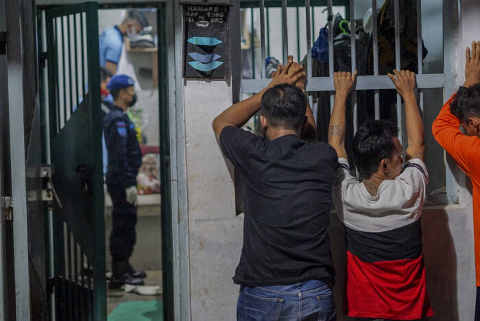 ANTARA FOTO/Harviyan Perdana Putra Petugas lapas menggeledah warga binaan di Rutan Klas IIB