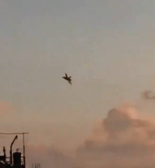 F18 milik US Navy terbang rendah di wilayah RI. (Instagram) F18 milik US Navy terbang rendah di wilayah RI. (Instagram)