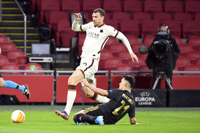 Edin Dzeko dari AS Roma beraksi dengan pemain Ajax Amsterdam Lisandro Martinez (REUTERS/Piroschka Van De Wouw) Edin Dzeko dari AS Roma beraksi dengan pemain Ajax Amsterdam Lisandro Martinez
