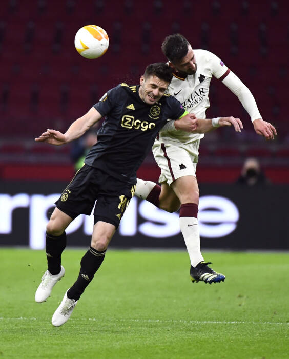 Dusan Tadic dari Ajax Amsterdam beraksi dengan Bryan Cristante dari AS Roma (REUTERS/Piroschka Van De Wouw) Dusan Tadic dari Ajax Amsterdam beraksi dengan Bryan Cristante dari AS Roma