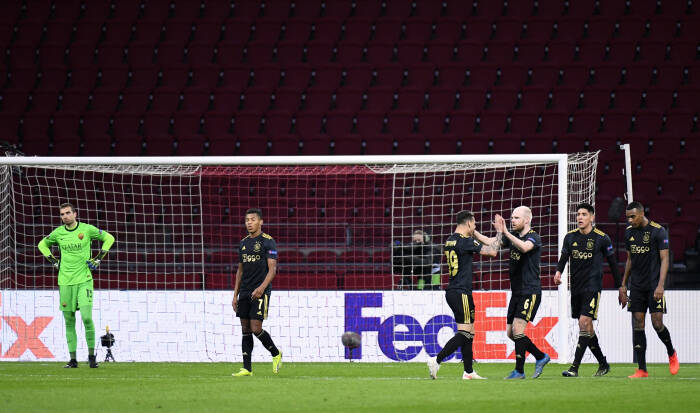 Pemain Ajax Amsterdam Davy Klaassen merayakan gol pertama mereka dengan Antony (REUTERS/Piroschka Van De Wouw) Pemain Ajax Amsterdam Davy Klaassen merayakan gol pertama mereka dengan Antony