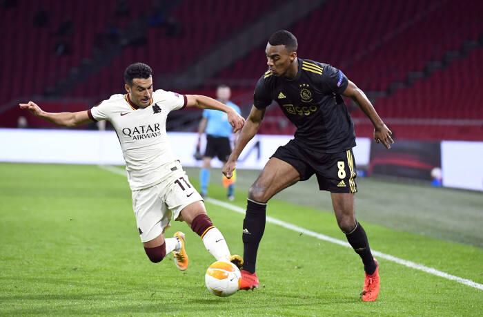 Pedro AS Roma beraksi dengan pemain Ajax Amsterdam Ryan Gravenberch (REUTERS/Piroschka Van De Wouw) Pedro AS Roma beraksi dengan pemain Ajax Amsterdam Ryan Gravenberch