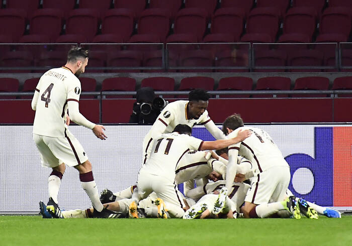 Ibanez AS Roma merayakan mencetak gol kedua mereka dengan rekan satu tim (REUTERS/Piroschka Van De Wouw) Ibanez AS Roma merayakan mencetak gol kedua mereka dengan rekan satu tim