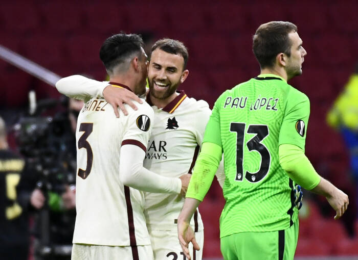 Ibanez dan Borja Mayoral dari AS Roma melakukan selebrasi setelah pertandingan (REUTERS/Piroschka Van De Wouw) Ibanez dan Borja Mayoral dari AS Roma melakukan selebrasi setelah pertandingan