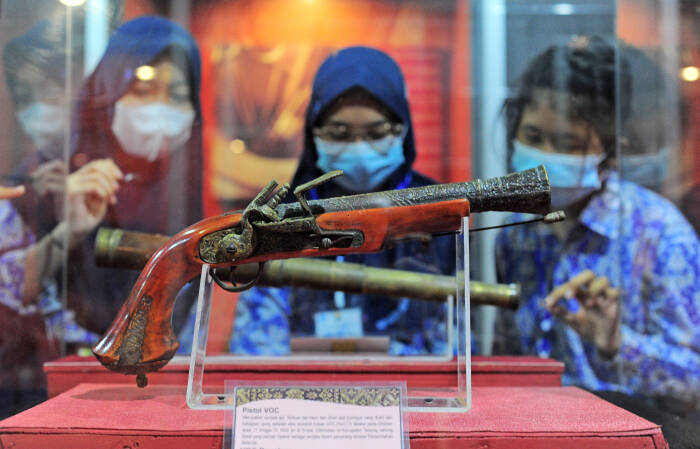 Pelajar mengamati koleksi "pistol VOC" dan teropong abad ke-18 Masehi (ANTARA FOTO/Wahdi Septiawan) Pelajar mengamati koleksi "pistol VOC" dan teropong abad ke-18 Masehi (ANTARA FOTO/Wahdi Septiawan)