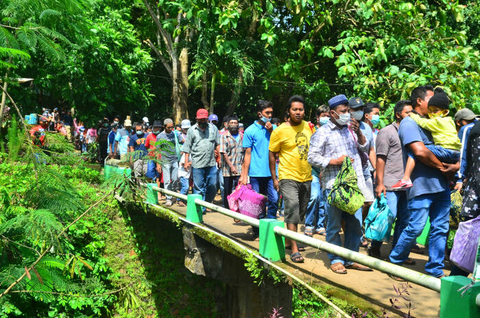ANTARA FOTO/Yusuf Nugroho Warga membawa baskom yang dibungkus kain berisi nasi dan lauk ayam utuh (ingkung) saat tradisi Sewu Sempol di makam Dewi Ayu Nawangsih dan Raden Bagus Rinangku di Dukuh Masin