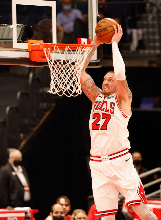 Pemain tengah Chicago Bulls Daniel Theis (27) melakukan dunks (REUTERS/Nathan Ray Seebeck) Pemain tengah Chicago Bulls Daniel Theis (27) melakukan dunks