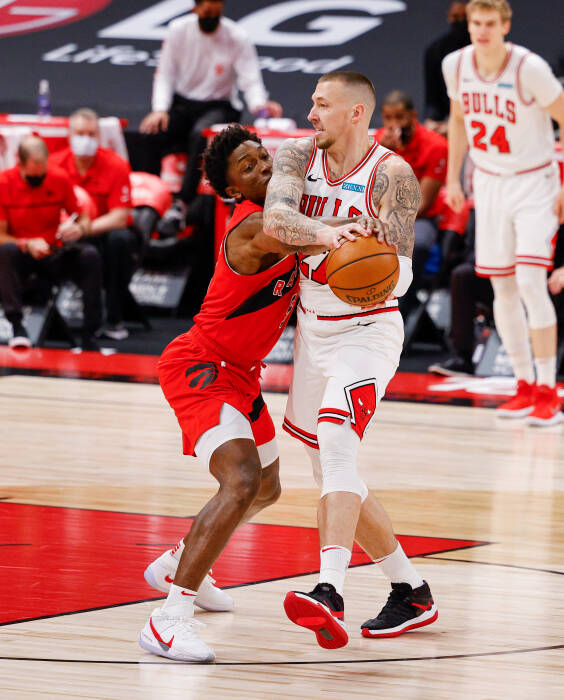 Penyerang Toronto Raptors Stanley Johnson (kiri) mencuri bola dari pemain tengah Chicago Bulls Daniel Theis (27). REUTERS/Nathan Ray Seebeck Penyerang Toronto Raptors Stanley Johnson (kiri) mencuri bola dari pemain tengah Chicago Bulls Daniel Theis (27)