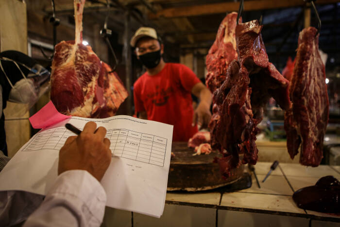 ANTARA FOTO/Fauzan Petugas Dinas Ketahanan Pangan Kota Tangerang melakukan pendataan saat pantauan harga di Pasar Anyar