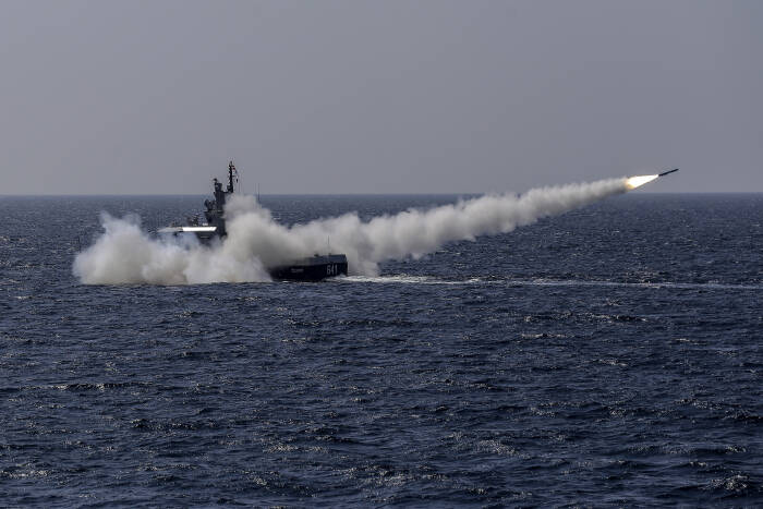 KRI Celurit-641 menembakan rudal C-705 ke target sasaran (ANTARA FOTO/Teguh Prihatna) KRI Celurit-641 menembakan rudal C-705 ke target sasaran