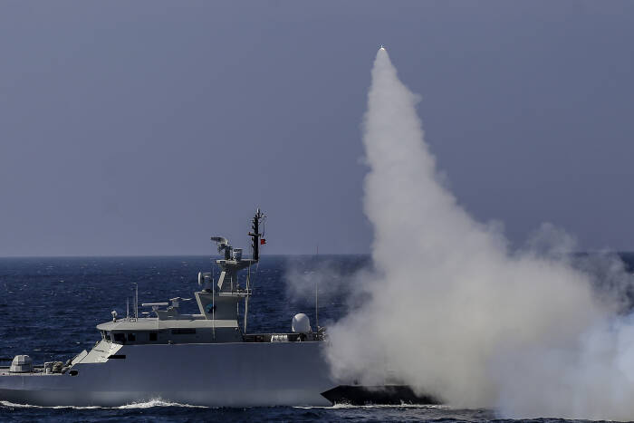 ANTARA FOTO/Teguh Prihatna KRI Kujang-642 menembakan rudal C-705 ke target sasaran