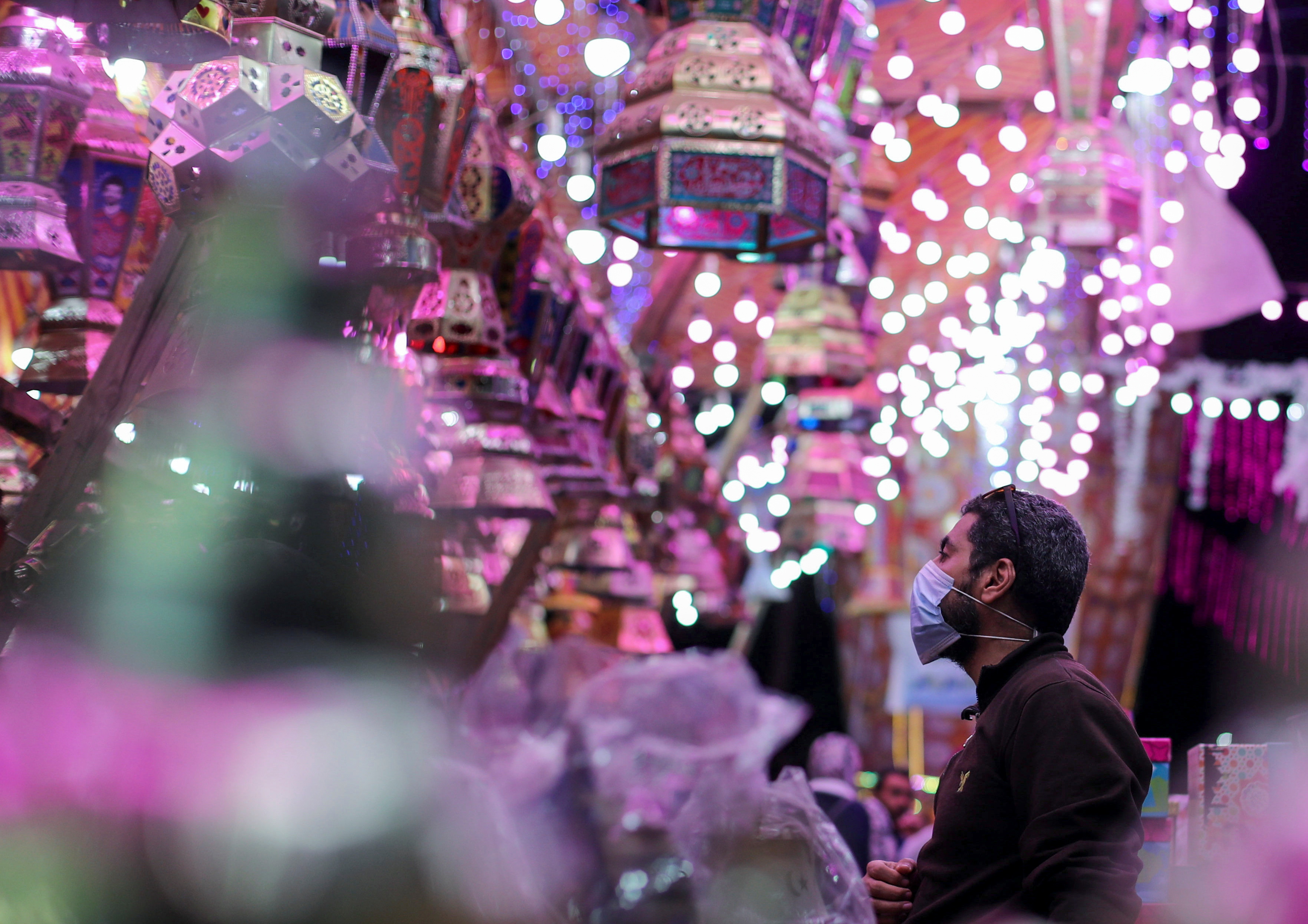 REUTERS/Mohamed Abd El Ghany hiasan lentera untuk sambut ramadan