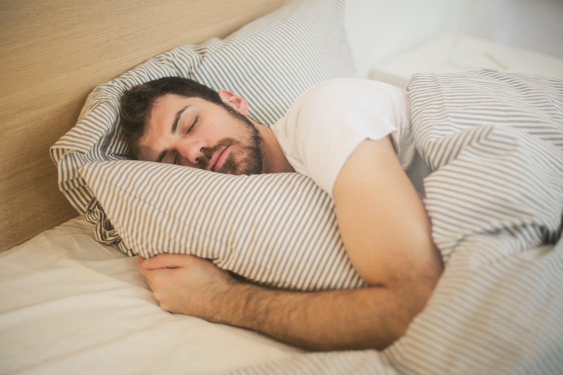 Ilustrasi tidur miring ke kanan (photo/pexels/@olly) jurus sehat rasulullah