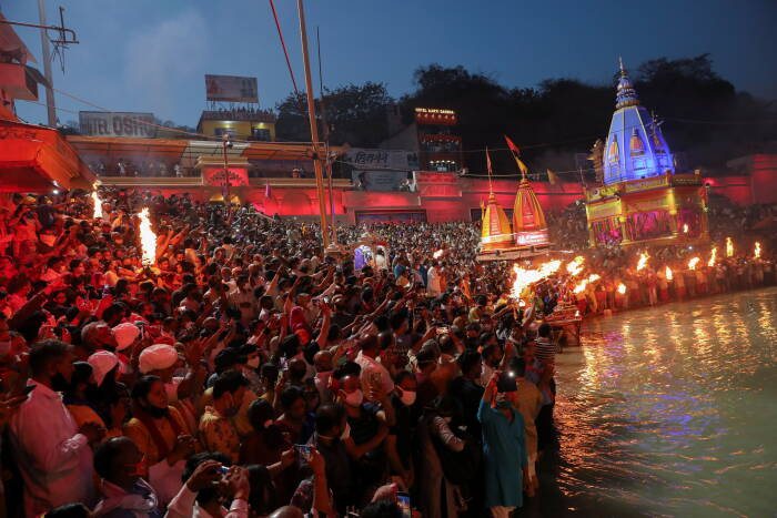 REUTERS/Anushree Fadnavis Para pemuja berkumpul untuk berenang di air sungai Gangga selama Kumbh Mela