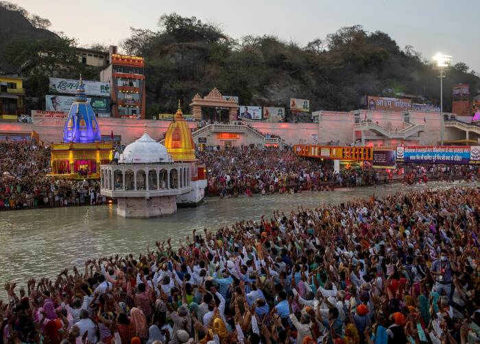 REUTERS/Danish Siddiqui Para pemuja berkumpul untuk berenang di air sungai Gangga selama Kumbh Mela