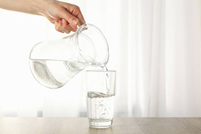 Rahasia menahan lapar dengan minum air putih (photo/freepik/atlascompany) rahasia menahan lapar