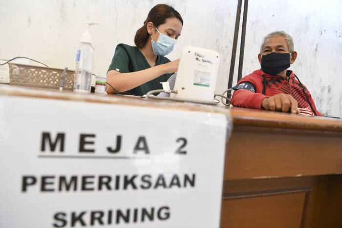 Petugas melakukan pemeriksaan kesehatan kepada seorang lansia sebelum disuntik (ANTARA FOTO/Hafidz Mubarak A) Petugas melakukan pemeriksaan kesehatan kepada seorang lansia sebelum disuntik