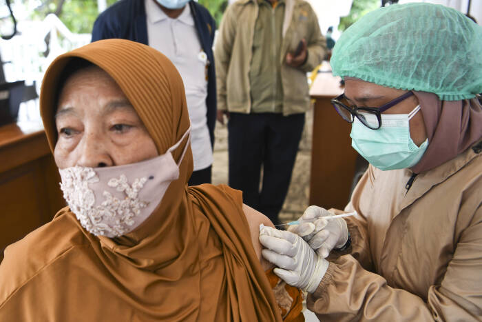 Petugas menyuntikan vaksin COVID-19 kepada seorang lansia (Petugas menyuntikan vaksin COVID-19 kepada seorang lansia) Petugas menyuntikan vaksin COVID-19 kepada seorang lansia