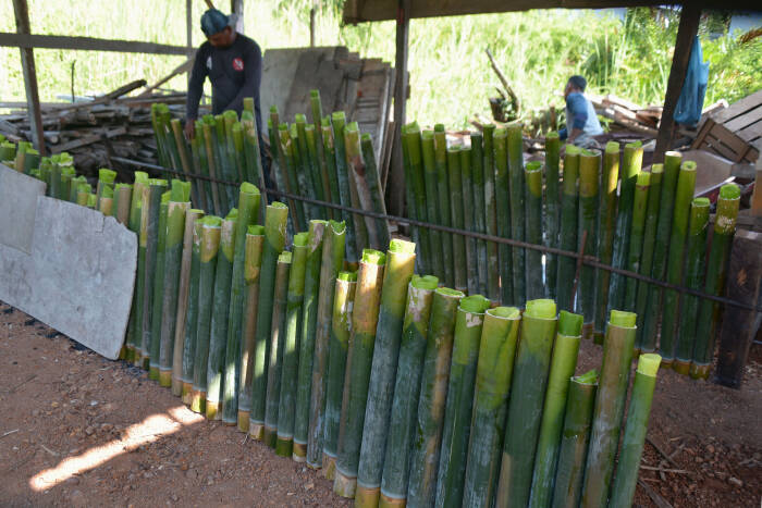 Warga memasak lemang bambu usaha rumahan di Desa Lambaro Skeep