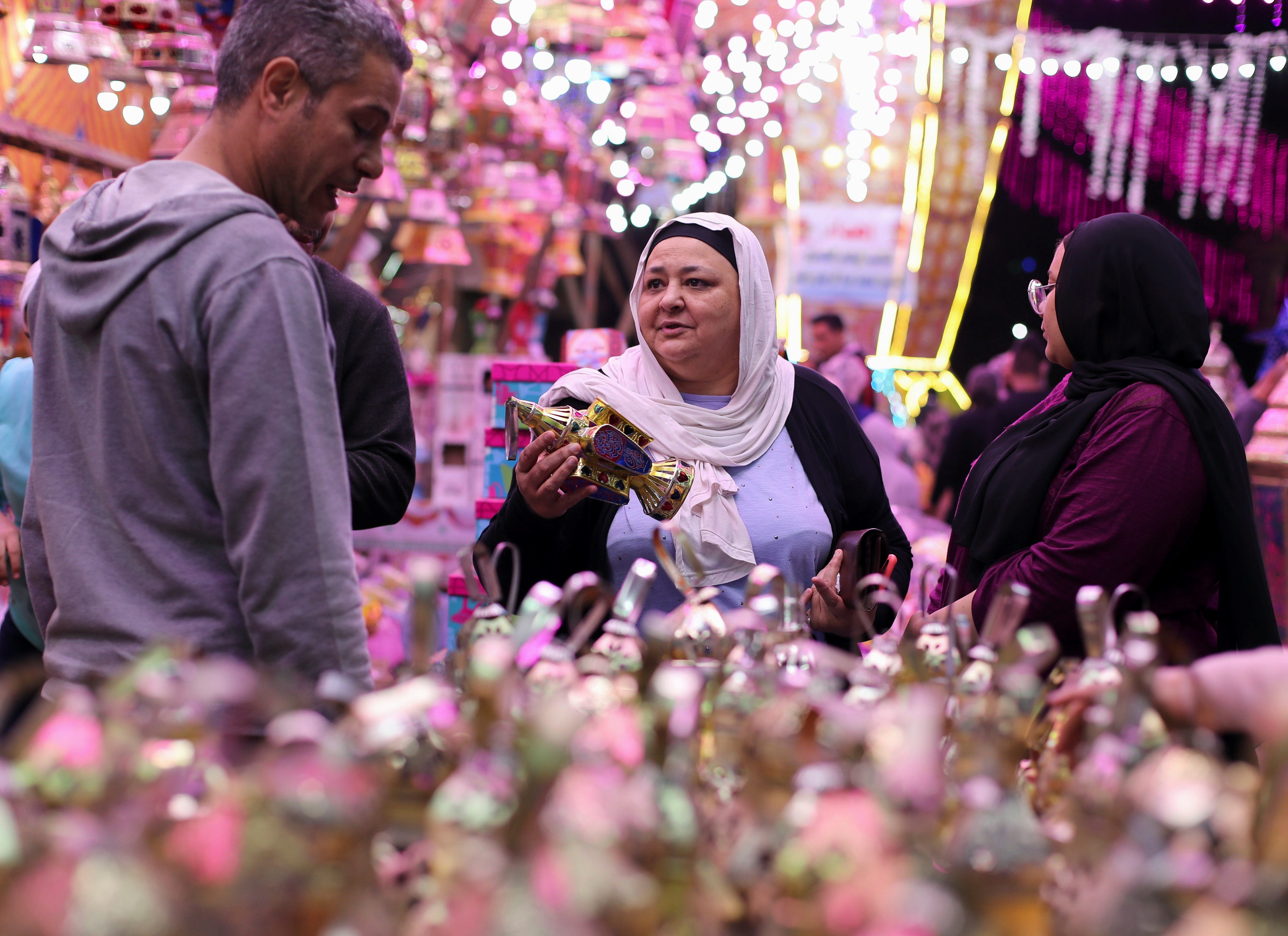 REUTERS/Mohamed Abd El Ghany tradisi menyambut ramadan