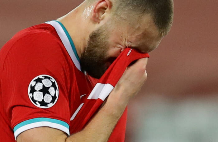 Pemain Liverpool Nathaniel Phillips terlihat sedih usai pertandingan