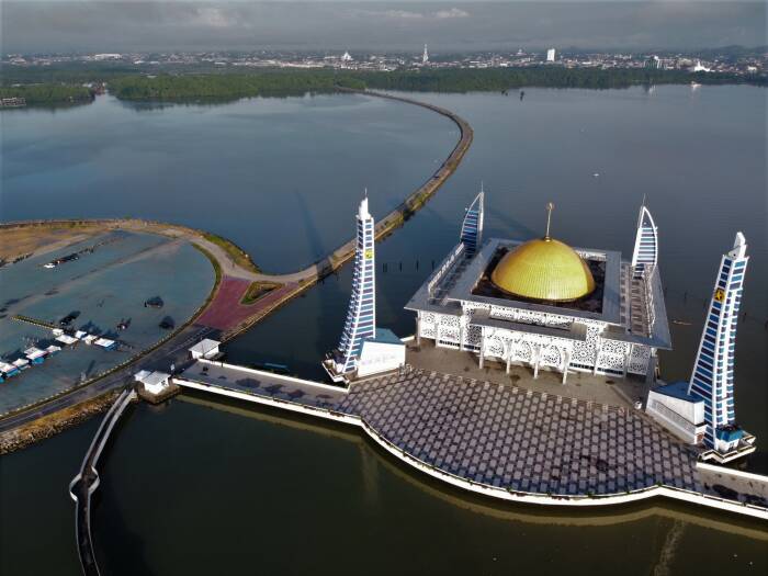 ANTARA FOTO/Jojon Foto udara suasana Masjid Al Alam Kendari di tengah Teluk Kendari