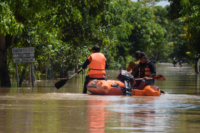 Petugas Badan Penanggulangan Bencana Daerah (BPBD) memantau kondisi banjir (ANTARA FOTO/Siswowidodo) Petugas Badan Penanggulangan Bencana Daerah (BPBD) memantau kondisi banjir (ANTARA FOTO/Siswowidodo)