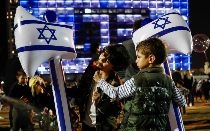 REUTERS/Corinna Kern Orang-orang menonton pertunjukan kembang api yang memulai perayaan Hari Kemerdekaan Israel,