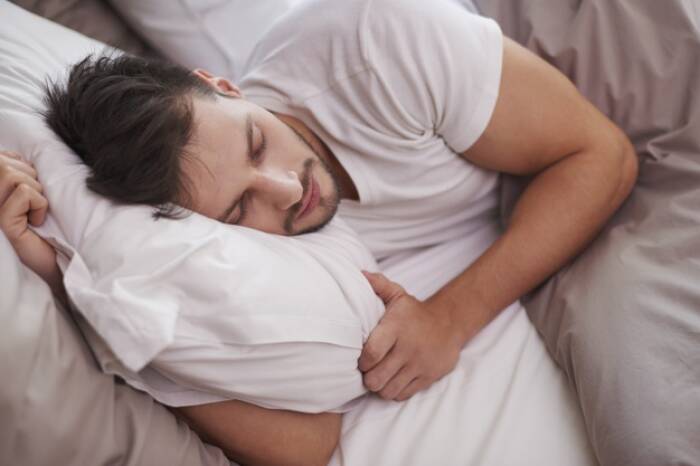 Ilustrasi tidur menghadap kanan (photo/freepik/gpointstudio) amalan sunnah sebelum tidur