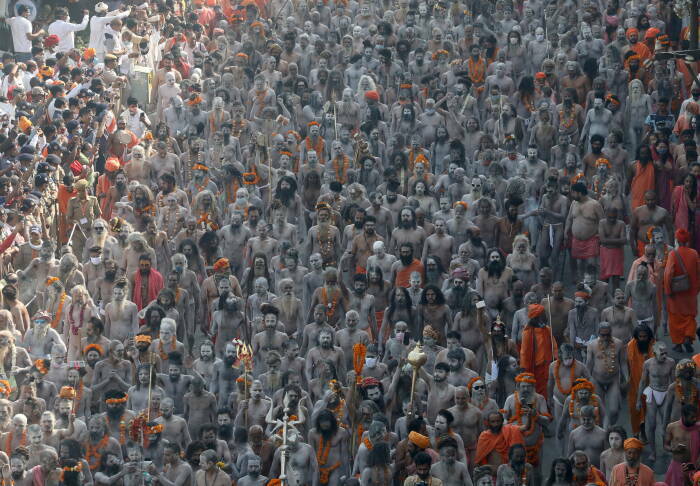 Ribuan pertapa suci Hindu dalam perayaan Kumbh Mela di Haridwar, India, Rabu (14/4/2021). (REUTERS/Anushree Fadnavis) India Cetak Rekor Lagi, 217.353 Kasus Covid-19 dalam Sehari