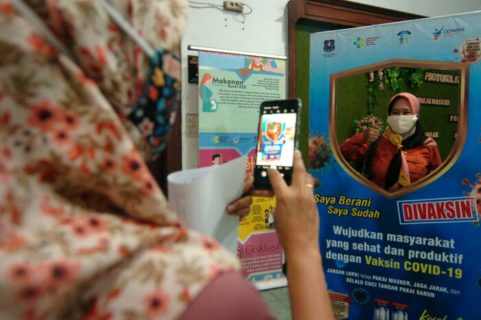 Seorang warga berfoto usai disuntik vaksin COVID-19 (ANTARA FOTO/Oky Lukmansyah) Seorang warga berfoto usai disuntik vaksin COVID-19