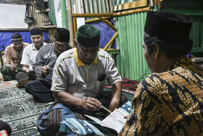 FOTO Belajar Mengaji Al Quran Untuk Warga Lansia