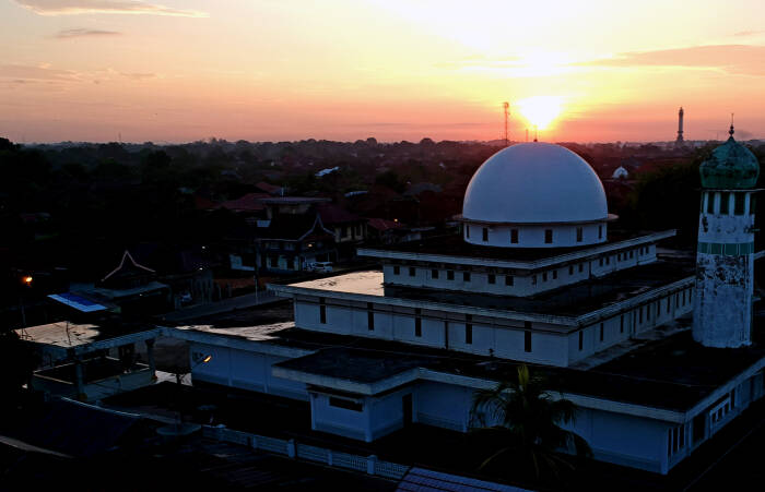 ANTARA FOTO/Wahdi Septiawan Masjid Al-Ihsaniyah atau Masjid Batu di Danau Teluk