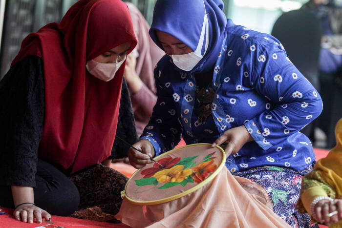 ANTARA FOTO/Umarul Faruq Peserta mengikuti pelatihan melukis dengan media kain di Fave hotel Sidoarjo