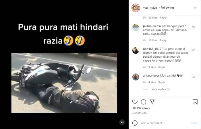 Pengendara motor pura-pura mati hindari razia (Instagram/mak_nyiyir) Pengendara motor pura-pura mati hindari razia