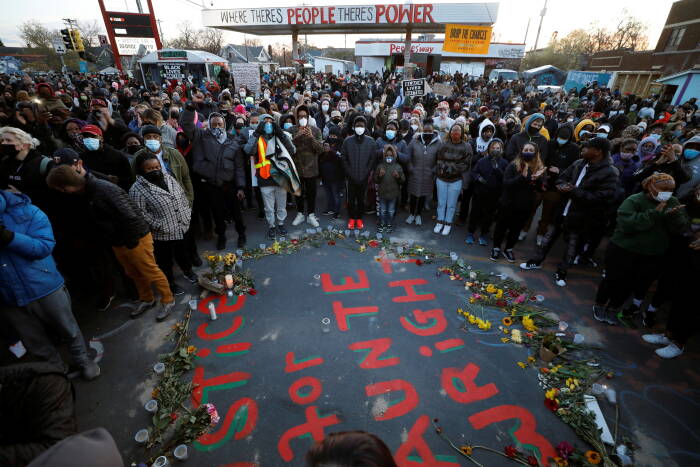 REUTERS/Octavio Jones Orang-orang mendengarkan pembicara di George Floyd Square setelah putusan dalam persidangan mantan polisi Minneapolis Derek Chauvin, dinyatakan bersalah atas kematian George Floyd
