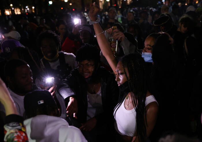 Orang-orang merayakan dan menari di Washington Square Park setelah putusan pengadilan terhadap mantan perwira polisi Derek Chauvin, yang menghadapi dakwaan pembunuhan atas kematian George Floyd