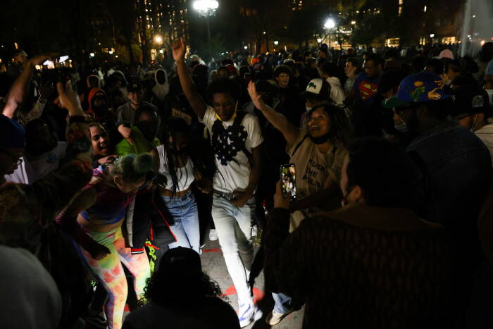 Orang-orang merayakan dan menari di Washington Square Park setelah putusan pengadilan terhadap mantan perwira polisi Derek Chauvin, yang menghadapi dakwaan pembunuhan atas kematian George Floyd